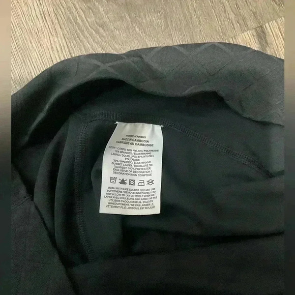 Nike Capri Yoga Black Pants size large strechy material, thick material no show - Picture 7 of 8